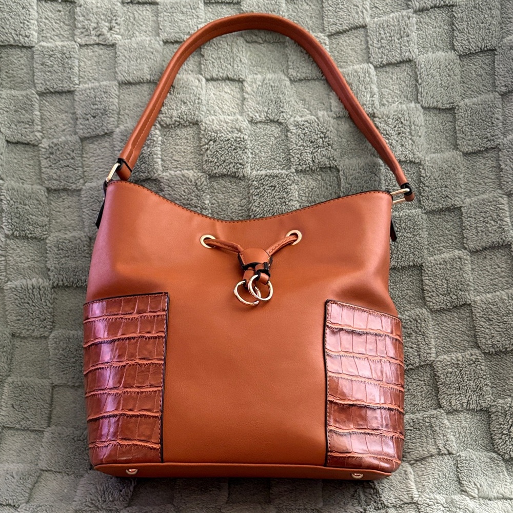 Chic Caramel Tan Shoulder Bag with Crocodile Accents
